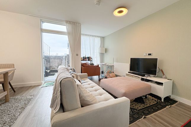 85, Villiers Gardens, London photo 4