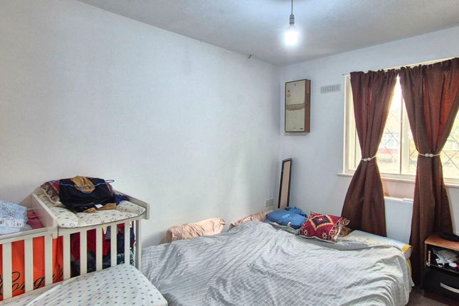 23 Hawthorn Close, Hounslow photo 4