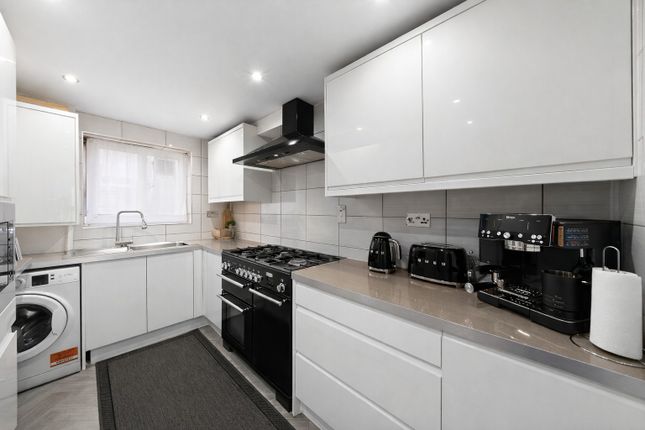 22, Charles Barry Close, London photo 3