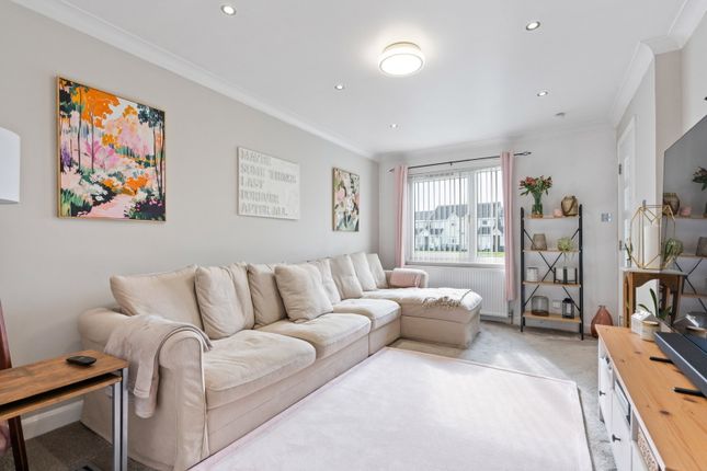 38, Rashierigg Place, Bathgate photo 2