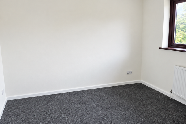 6 Tantony Grove, Romford photo 5