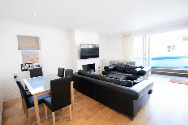 18, Lacey Crescent, Poole photo 4