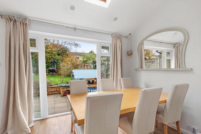 5 Oaktree Close, High Wycombe photo 4