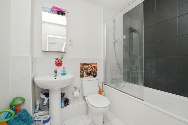 Flat 9, Franklin House, 3 Velocity Way, Enfield photo 4