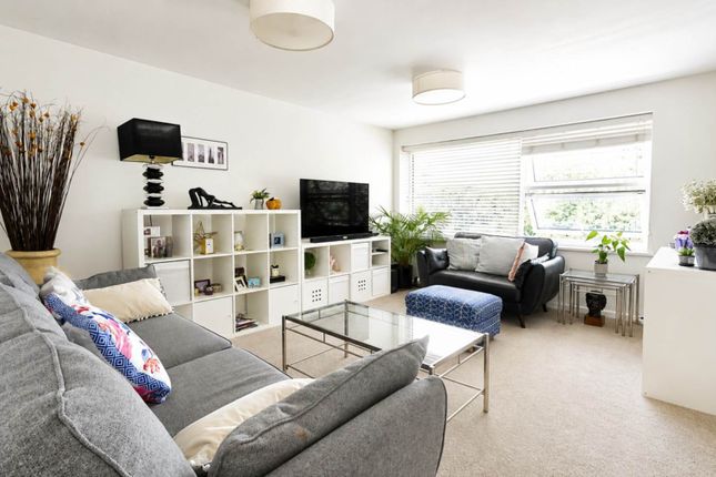 24, Poplars Close, Hatfield photo 2