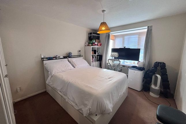7 Amber Court,, Redan Gardens, Hampshire photo 4