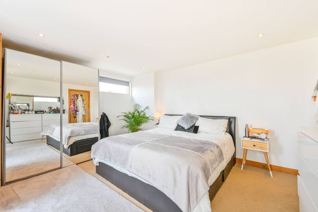 Flat to rent in Harley House, Limehouse, London