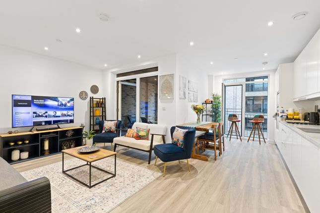 Flat for sale in Lismore Boulevard, London