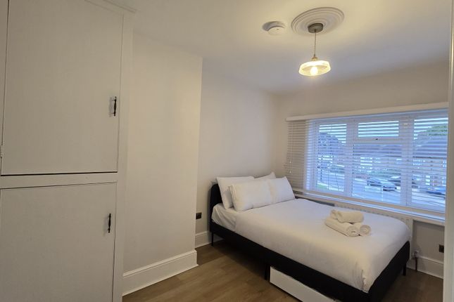 Lndn-Fry296 - 40 40,, Fryent Grove, London photo 4