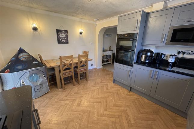 12, Western Avenue, Batley photo 4