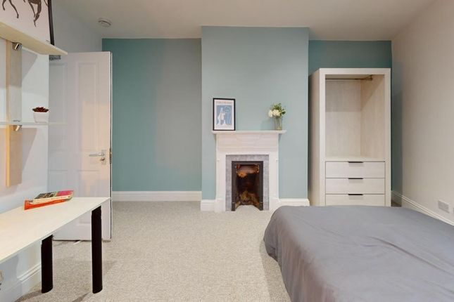 A Spacious And Inviting Double Bedroom With Good l...