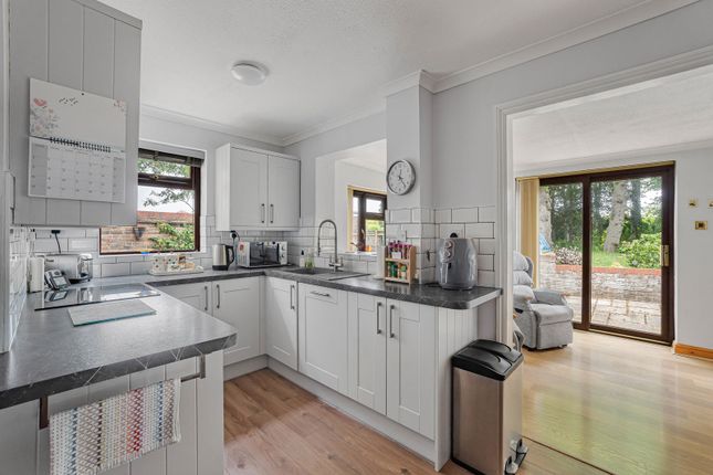 25, Meadow Bank, Oxfordshire photo 4