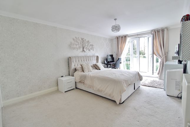 Flat for sale in Portsmouth Road, Horndean, Waterlooville