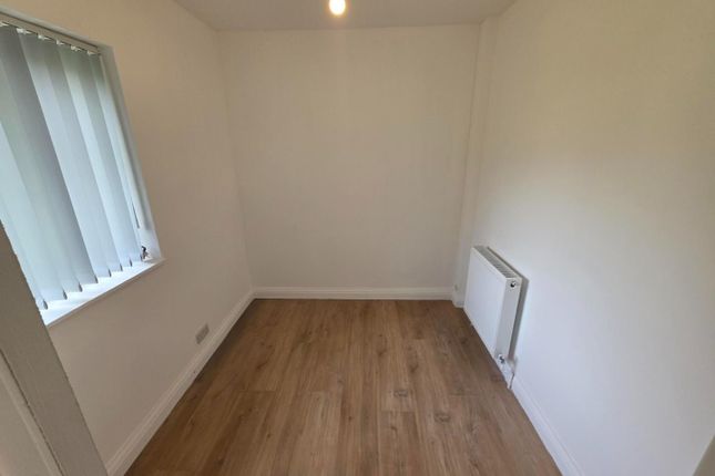 106, Rowrah Crescent, Manchester photo 5