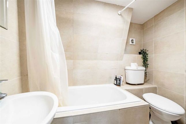 Flat B, 240, Old Brompton Road, London photo 4