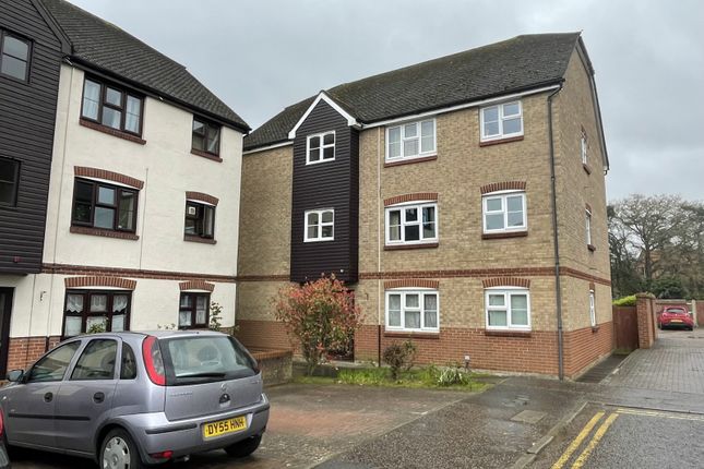 Flat to rent in California Close, Highwoods, Colchester