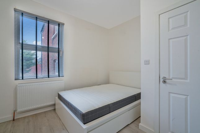 Room to rent in Brondesbury Park, London