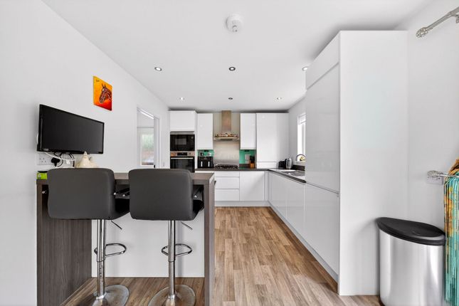 4 Renwick Court, Livingston photo 4