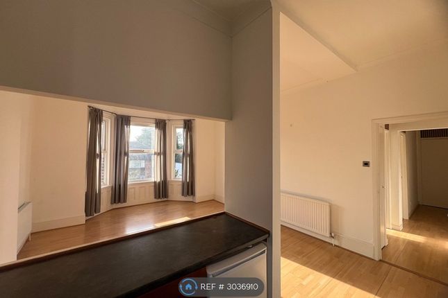 Flat, Birdhurst Rise, South Croydon photo 3
