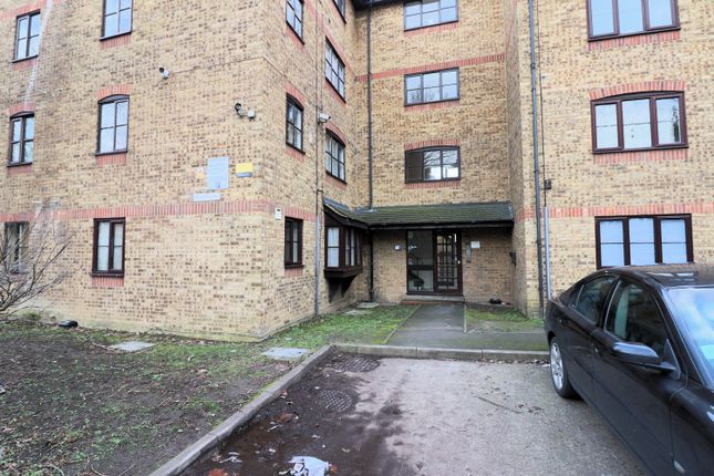 Flat to rent in Sejant House, Grays