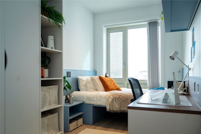 Classic 4 Bed Ensuite - The Propeller Quarter, Patchway photo 3
