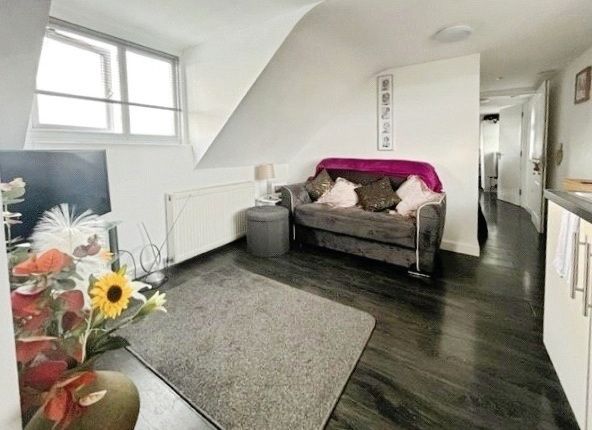Flat 3, 136, Chesterfield Road, Surrey photo 3