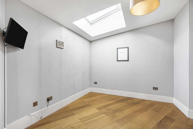 Flat for sale in Fulham Road, London