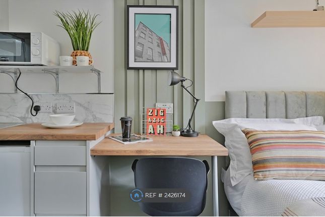 Studio Room 4 Desk (Usb Sockets)