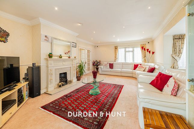 12 Tall Trees Close, Hornchurch photo 2