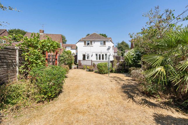 4, Santina Close, Farnham photo 4