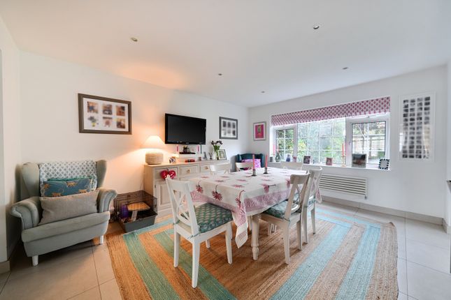 38, Minsterley Avenue, Shepperton photo 4
