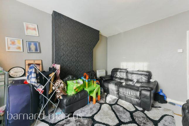 Flat for sale in Union Grove, London