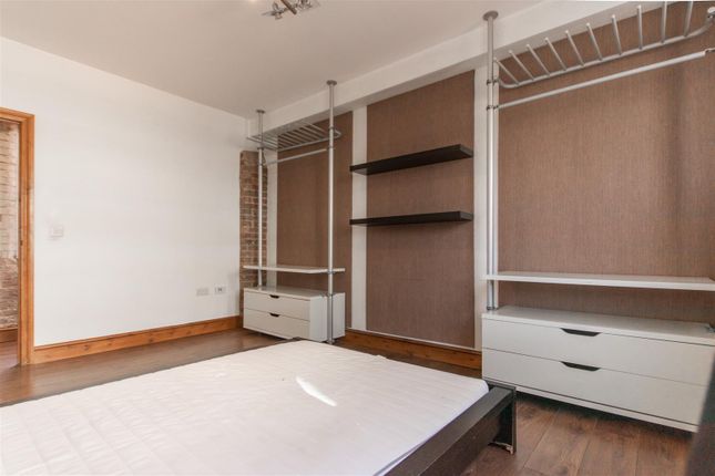 Flat to rent in Prince Of Wales Passage, London