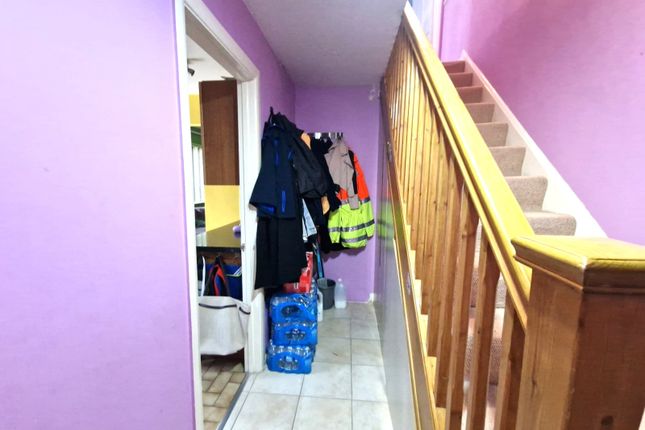 9 Britten Close, Elstree, Borehamwood photo 3