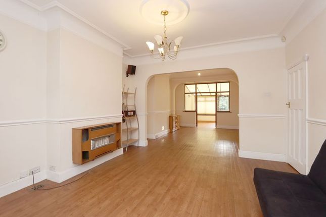 10, Campbell Avenue, Barkingside photo 4