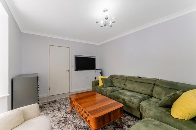47, Yardley Lane, London photo 3