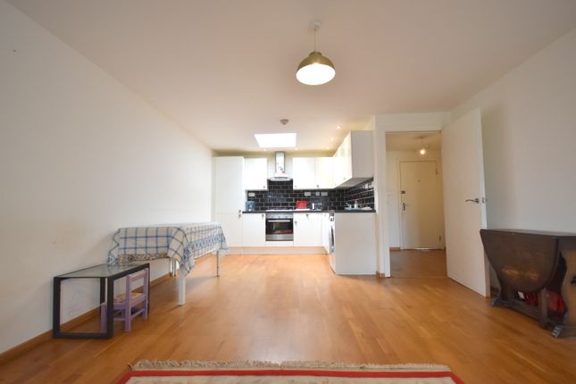 Flat to rent in Tolworth Broadway, Surbiton