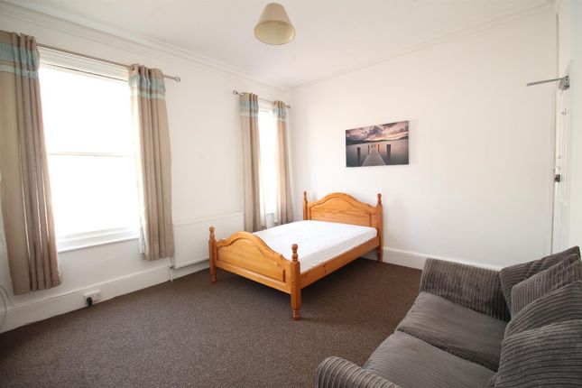 Room to rent in High Street, Ashford