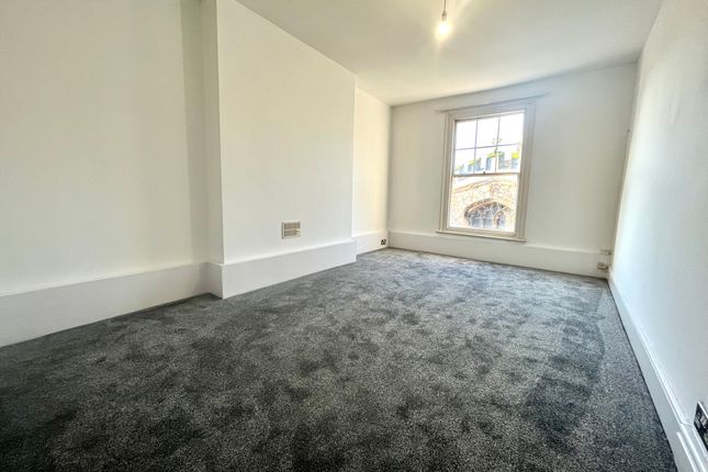 Duplex to rent in High Street, Huntingdon