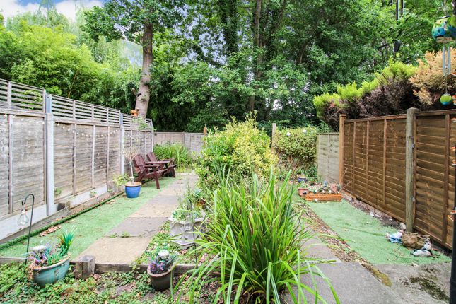 21, Morval Close, Farnborough photo 3