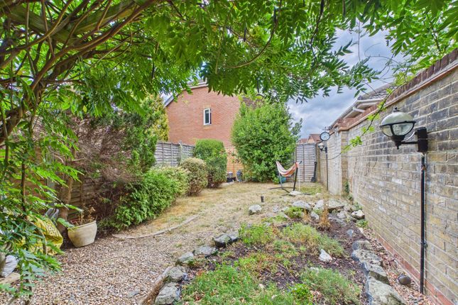 13 Bassett Road, Crawley photo 4
