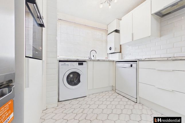 52 Byron Avenue, Borehamwood photo 2