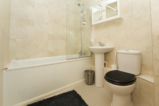 Flat to rent in Canberra Close, Hendon, London
