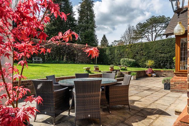 4, Mount Close, Fetcham photo 2