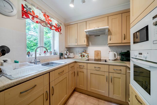 27, Cadogan Court, Fleet photo 4