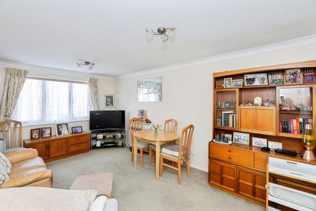 40, Limewood Court, Ilford photo 4