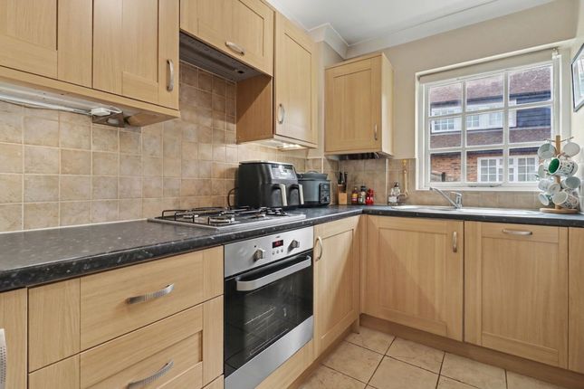 Flat 9, Burton Court Summer Road, Thames Ditton photo 4