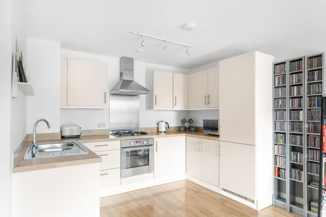 Thumbnail Flat for sale in St. Georges Grove, London