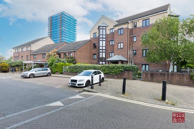 Flat for sale in Midhurst Way, London
