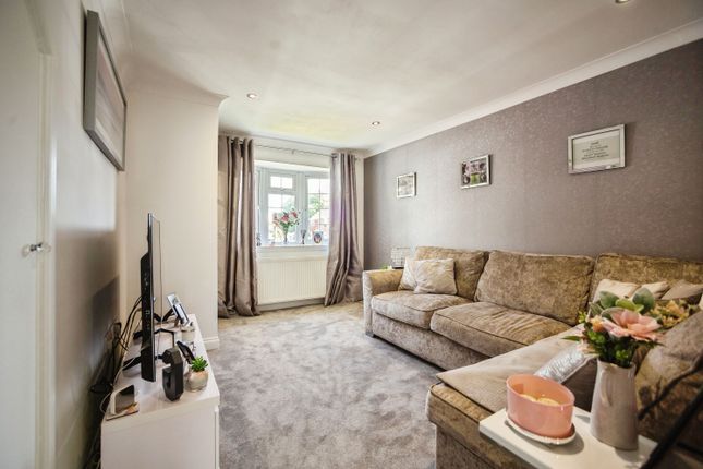 10, Cressey Court, Chatham photo 3